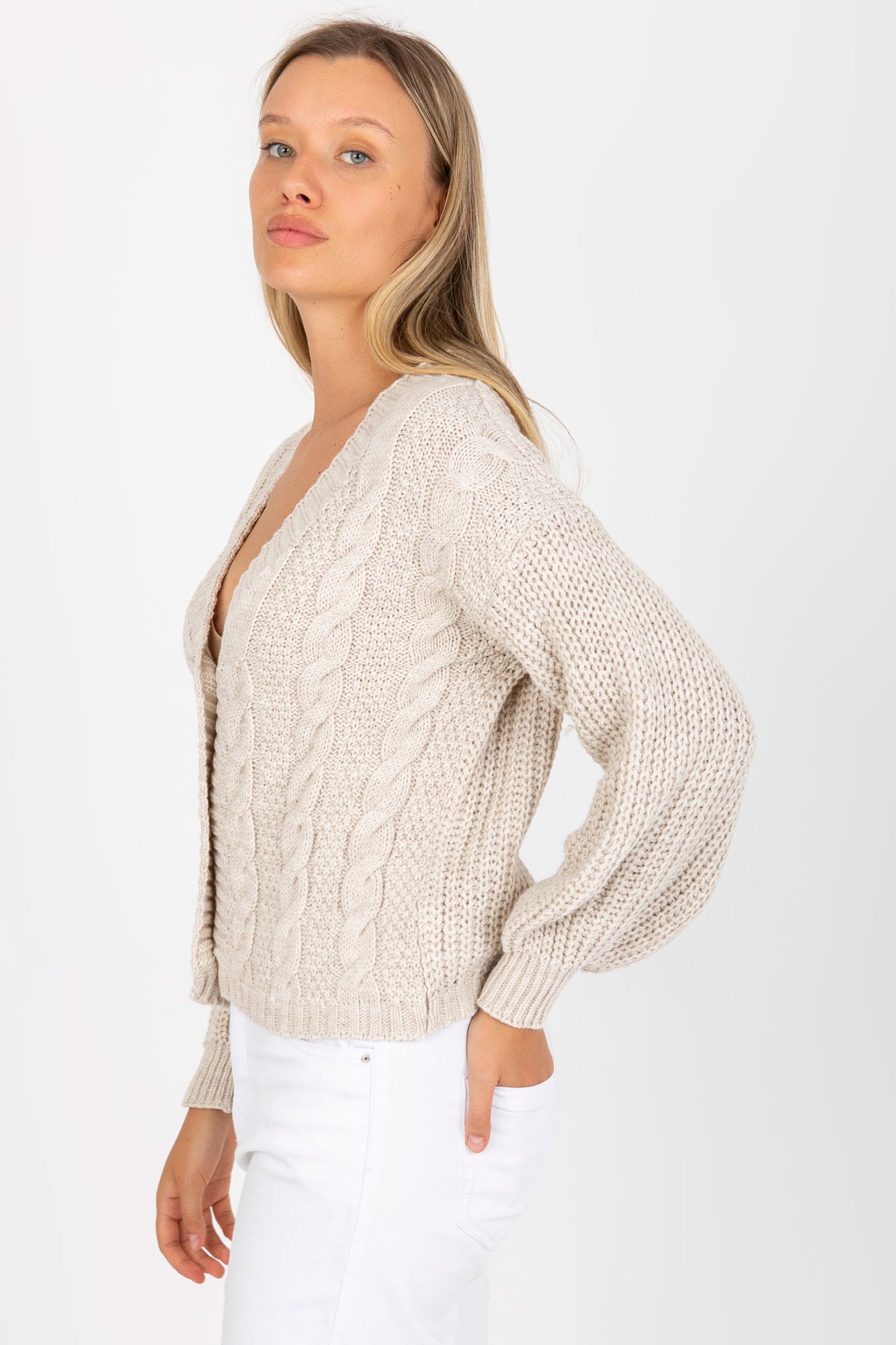 Béžový sveter s gombíkmi