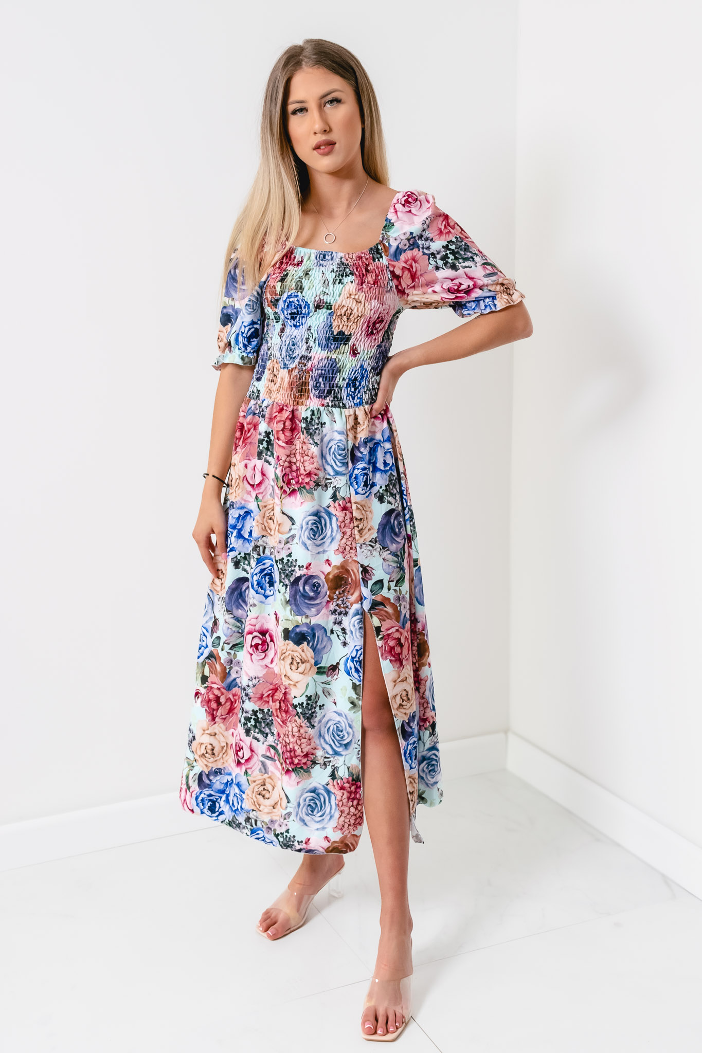 Svetlomodré šaty s kvetovaným vzorom
