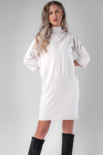 Smotanovo-biele úpletové šaty