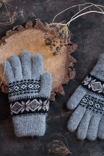 Sivé rukavice so vzorom