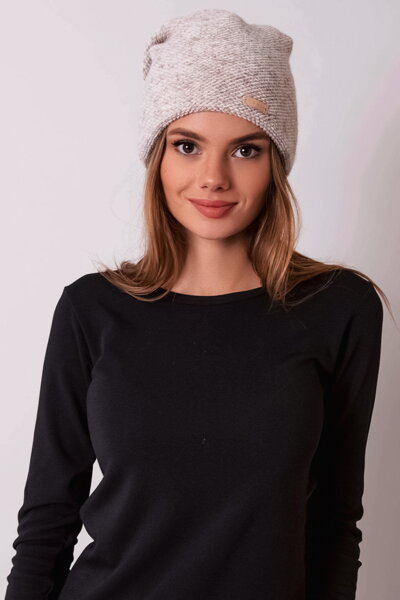 Striekaná béžová čiapka