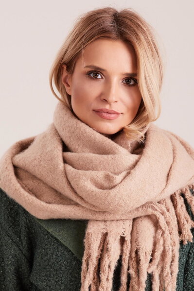 Béžový pletený šál na zimu