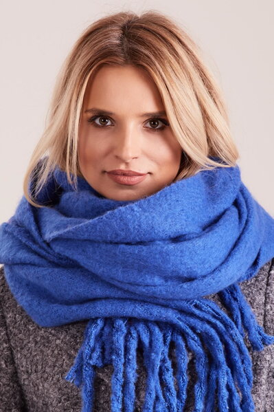 Modrý pletený šál na zimu