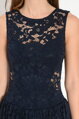 Tmavomodré krajkované šaty Lace Swan