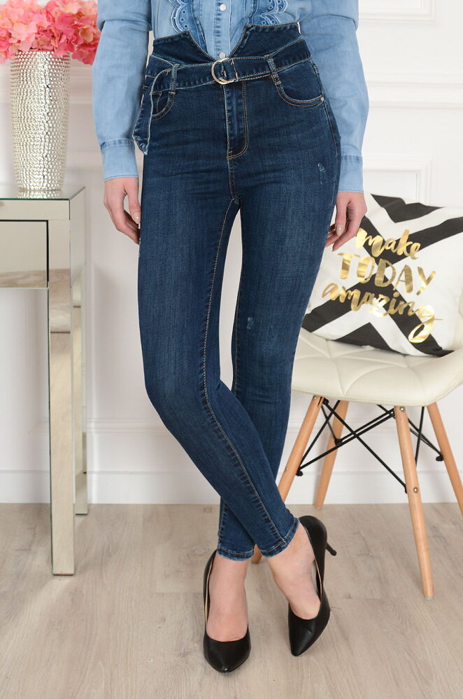 Tmavomodré džínsy s vysokým pásom