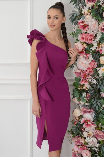 Purpurové šaty s volánom Etiena